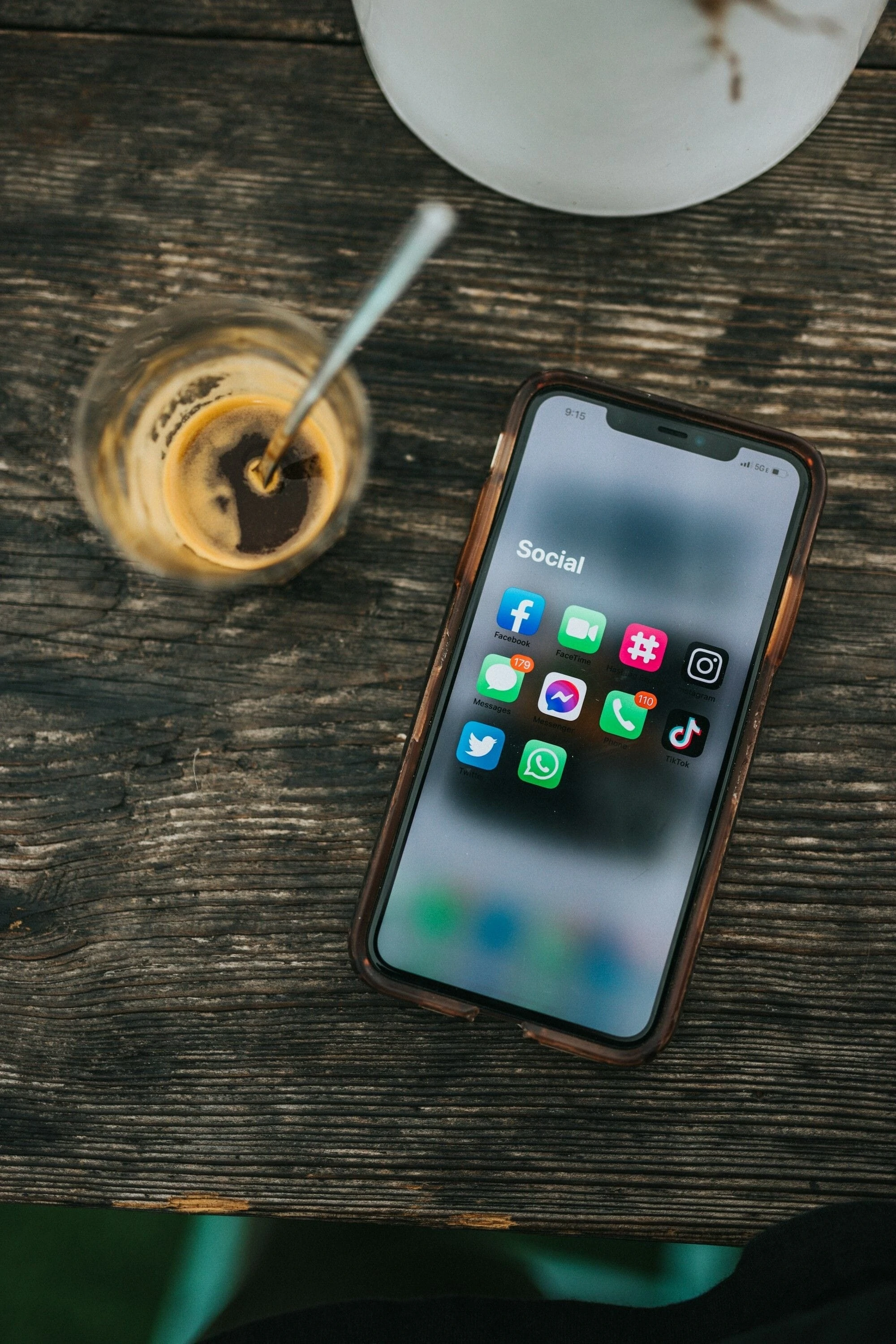 Illustrasjon av sosiale medier, digital synlighet og innholdsarbeid for bedrifter.