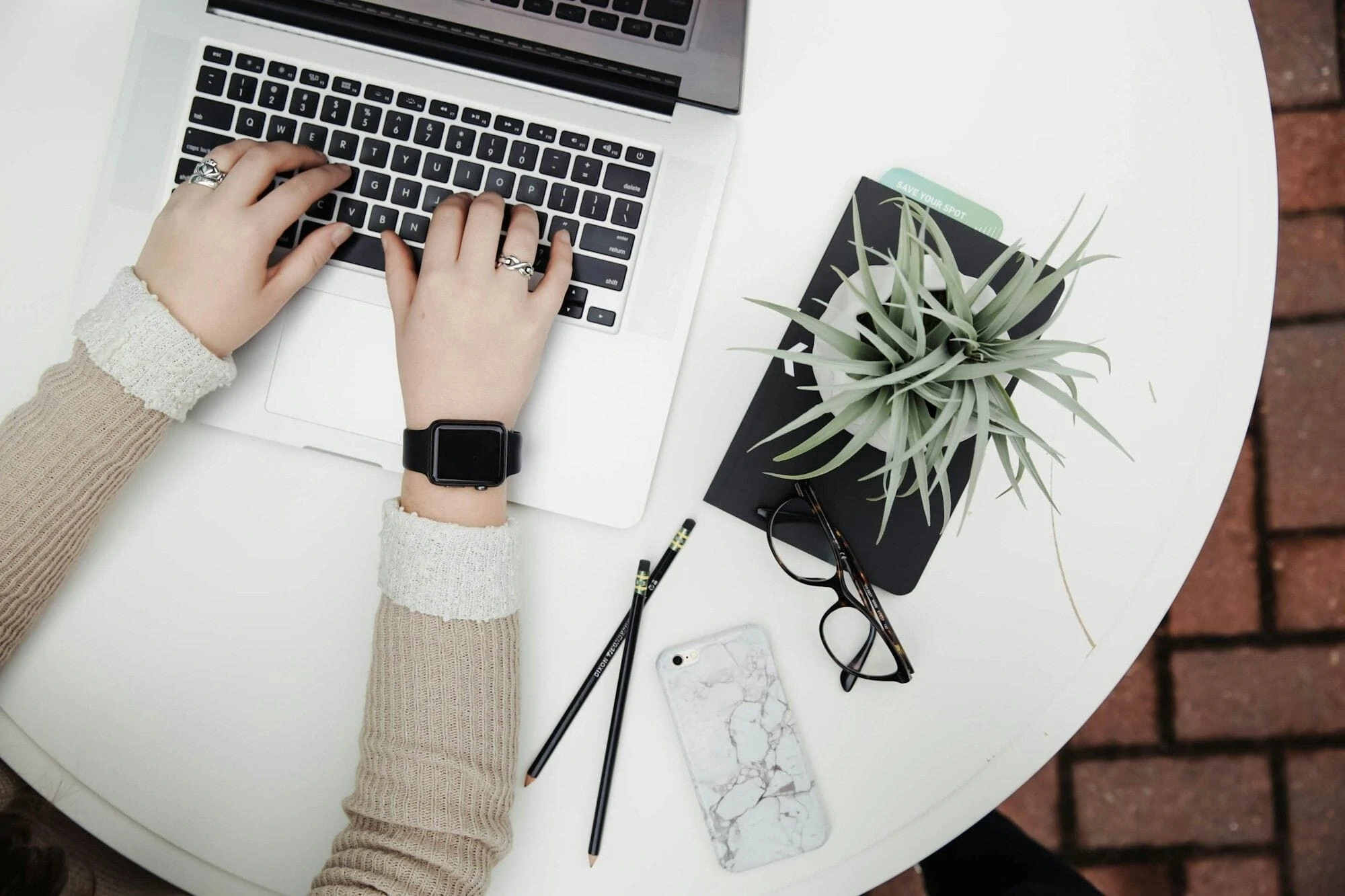 Digitalt og administrativt arbeid på PC med mobil tilgjengelig, som representerer virtuell assistanse og struktur i arbeidshverdagen.