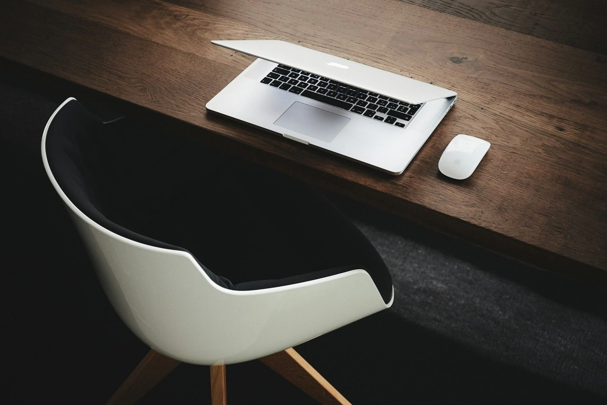 Arbeidsområde med PC og moderne kontoroppsett som representerer struktur, digitale tjenester og profesjonelt arbeid.